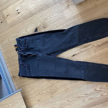 schwarze Jeans