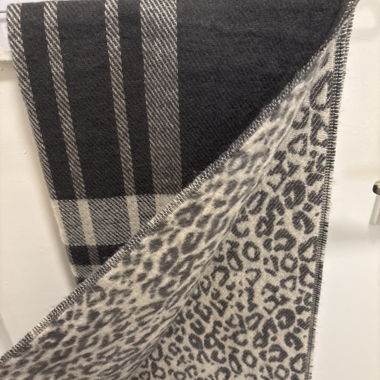 Wendbarer Schal mit Karomuster und Leopardenprint