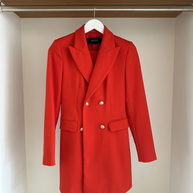 Roter Blazer mit Anzugshosen von Zara