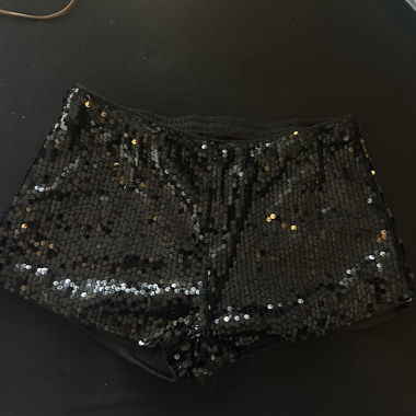 Shorts noirs à sequins