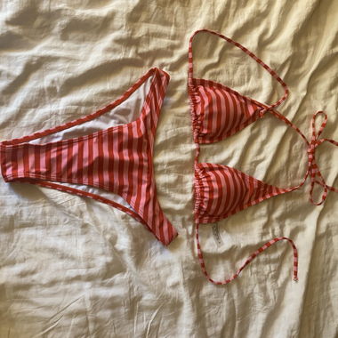 Gestreiftes Bikini-Set
