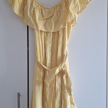 Vestito estivo giallo-bianco a righe con cintura