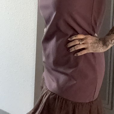 Robe pull brun avec jupon dentelé