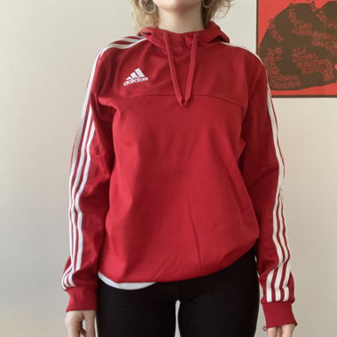 roter Adidas-Hoodie