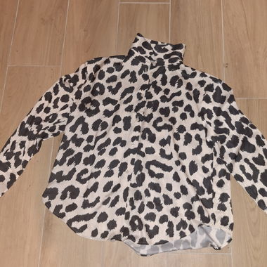 Une blouse à imprimé léopard 