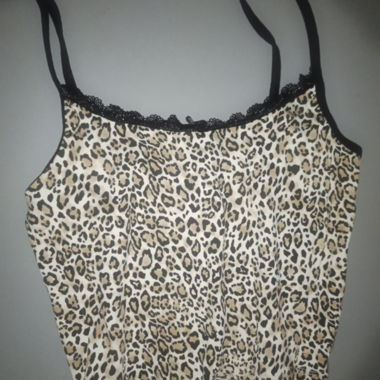 Top corto estivo con stampa leopardata