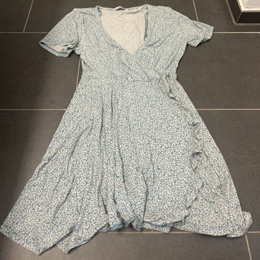 Geblümtes Kleid