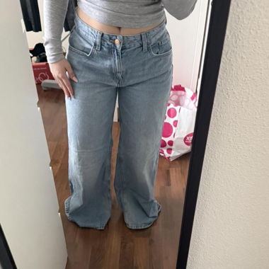 Bershka Wide-Leg Jeans hellblau Grösse 38