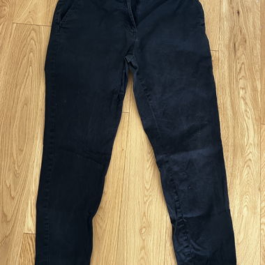 Pantaloni chino scuri