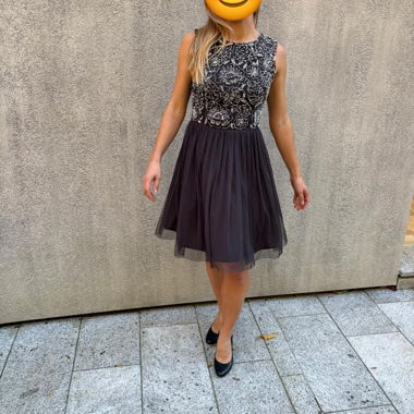 Robe grise avec paillettes
