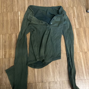 Grünes geripptes Longsleeve-Top