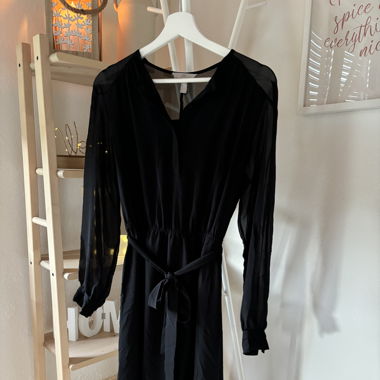 Schwarzes langärmliges Kleid