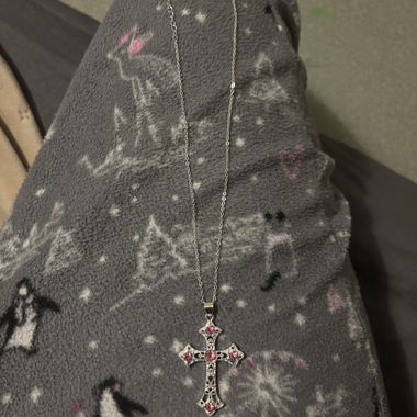 Collier croix avec pierres roses