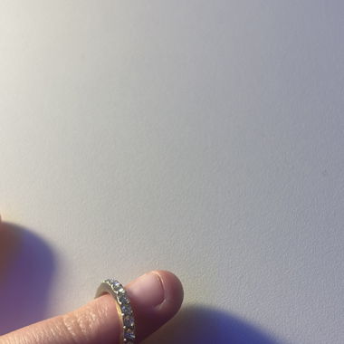 Bague argentée avec strass brillants tout autour