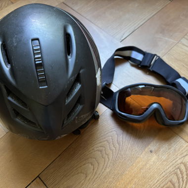 Skihelm mit Brille