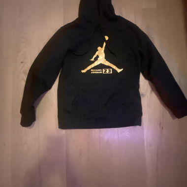 Michael Jordan pull noir et écrit en orange 
