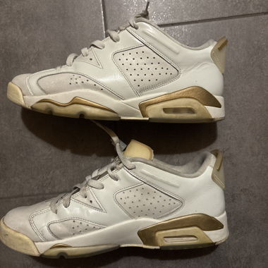 Sneakers bianche con dettagli dorati