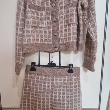 Completo gonna e cardigan bouclé