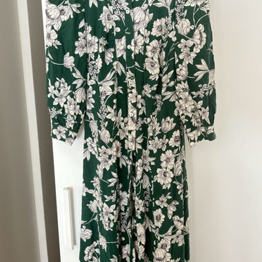 Grünes midikleid mit Blumenmuster von Zara Grösse M