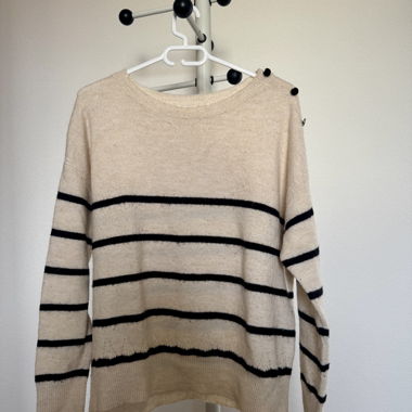 Maglione beige a righe con bottoni sulla spalla
