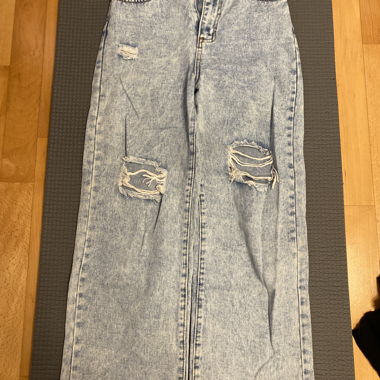 Jeans with holes