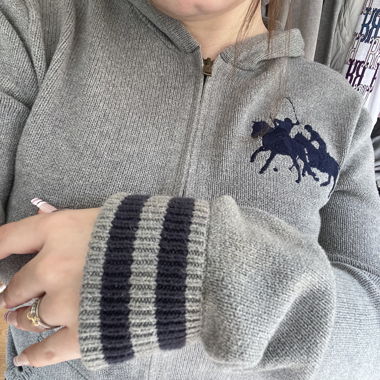 Graue Kapuzenstrickjacke Polo