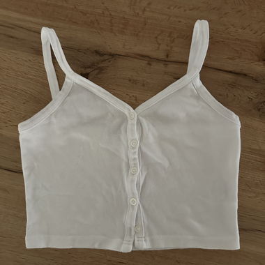 Top corto bianco con chiusura a bottoni
