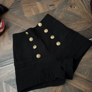 Shorts im Balmain-Stil