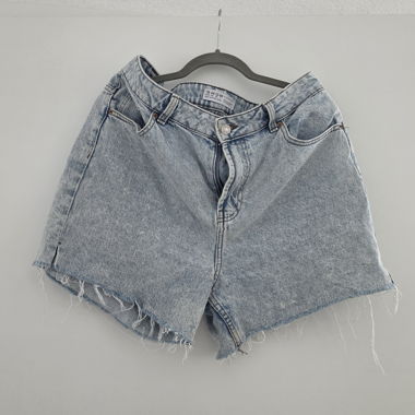 Hellblauer Denim-Shorts