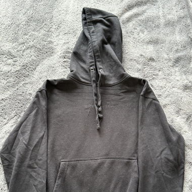 Schwarzer Hoddie