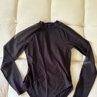 Schwarzer Langarm-Body mit Mesh-Details