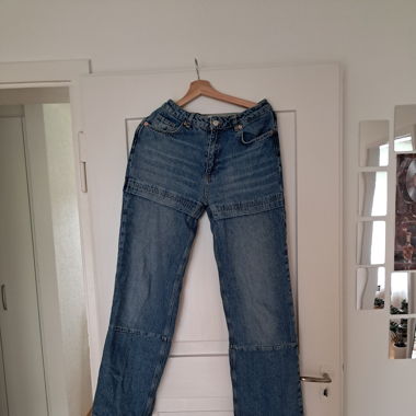 Breite Jeans mit süssen Details