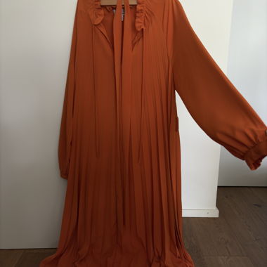Langes plissee Kleid in ziegelorange 