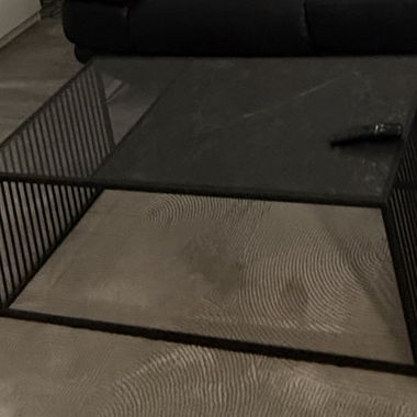 Table basse noire en métal