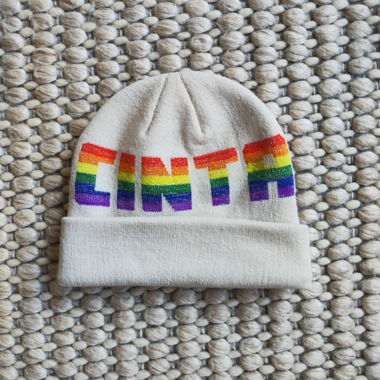 Mütze mit Regenbogen Aufschrift 