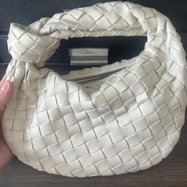 Kleine geflochtene Handtasche