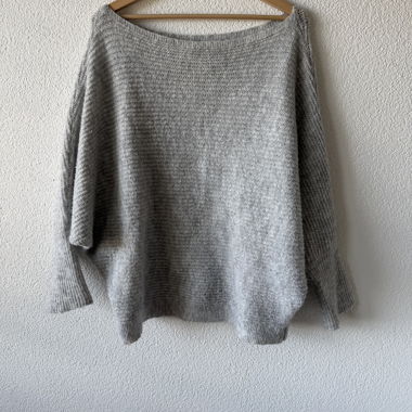 Grauer Strickpullover