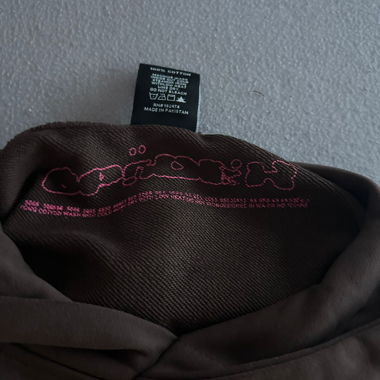 Felpa con cappuccio marrone con stampa tessuta