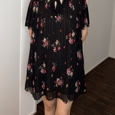Robe courte noire à fleurs plissée / XS