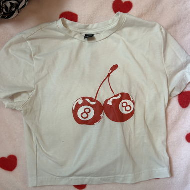Weisses Crop-T-Shirt mit rotem Kirschdruck