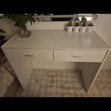 White dressing table with 2 drawers
