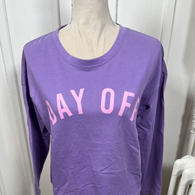 Neuer violetter Day Off Pullover