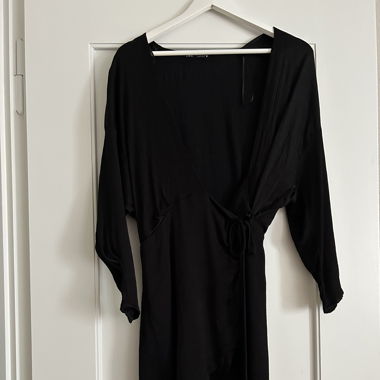Schwarzes Wickelkleid