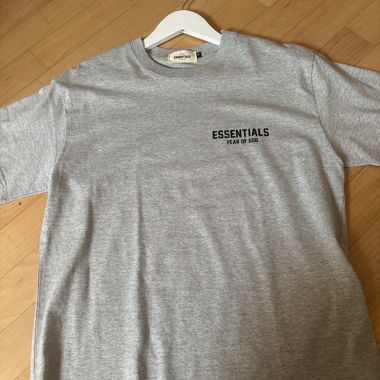 T-shirt grigio stile Essentials