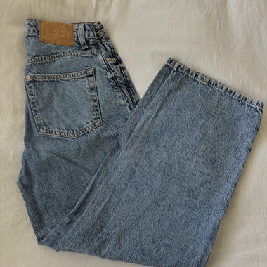 Weit geschnittene High-Waist-Jeans hellblau