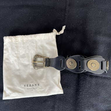 Ceinture Sézane noire avec détails dorés vieillis