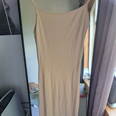 Beiges kleid mit leg slit