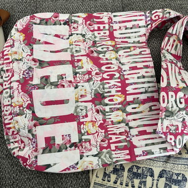 Sac en tissu coloré avec imprimés