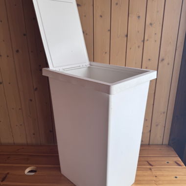 Trash can
