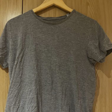 Graues Shirt